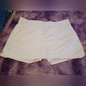 Avenue Women's Cream Skorts